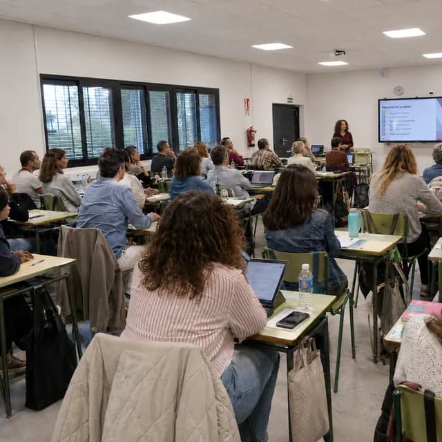 Víctor i Alexandra dirigint una sessió de formació