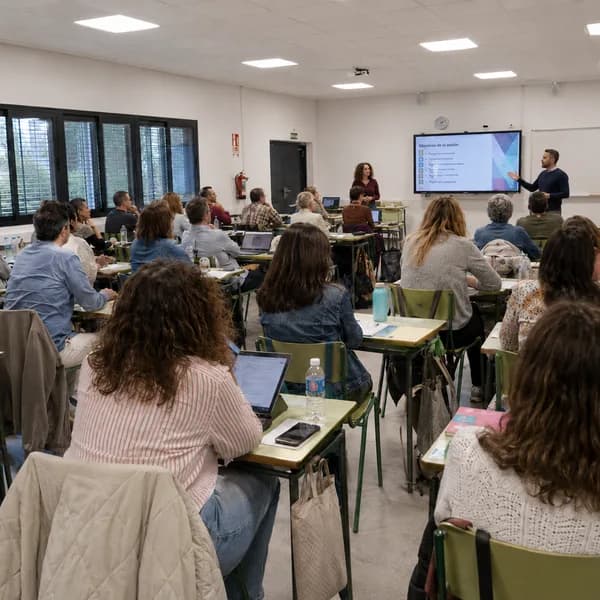 Una sala plena en una formació d'IA